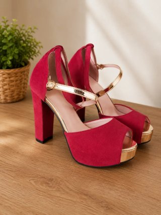 Zapato de tacón rojo y dorado