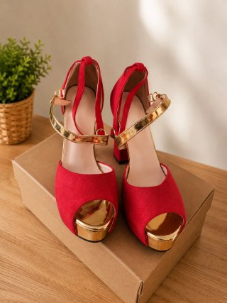 Zapato de tacón rojo y dorado