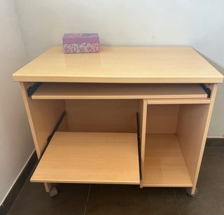 Escritorio de madera con ruedas