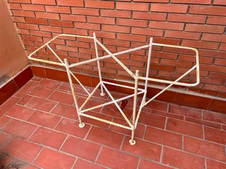 Barbacoa redonda con soporte de hierro.