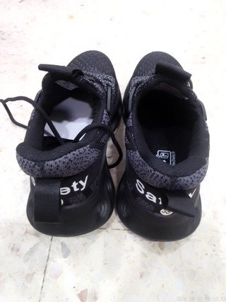 Zapatillas de trabajo negras nuevas