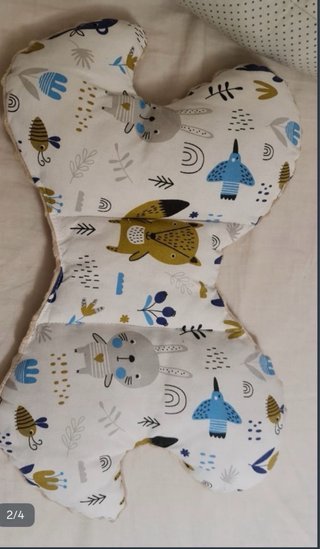 Nido bebé con mantita y almohada a juego.