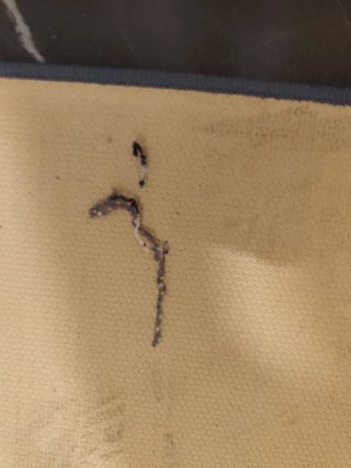 Alfombra de pasillo gris con diseño griego