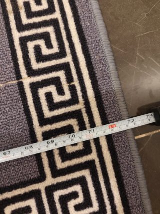 Alfombra de pasillo gris con diseño griego