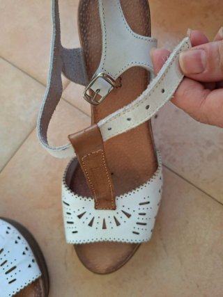 Sandalias de verano blancas y marrones