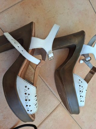 Sandalias de verano blancas y marrones