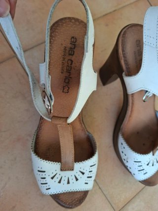 Sandalias de verano blancas y marrones