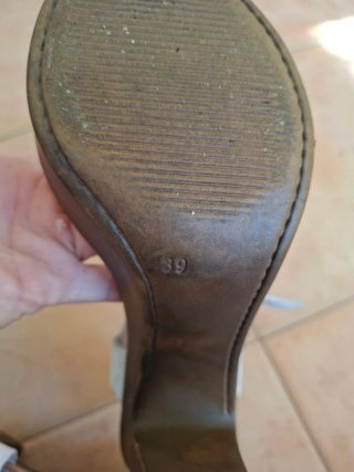 Sandalias de verano blancas y marrones