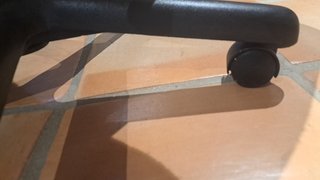 Silla de escritorio beige y negra
