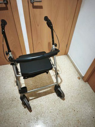 Andador con asiento y frenos