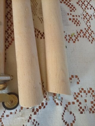 4 gambe in legno con ruote in metallo