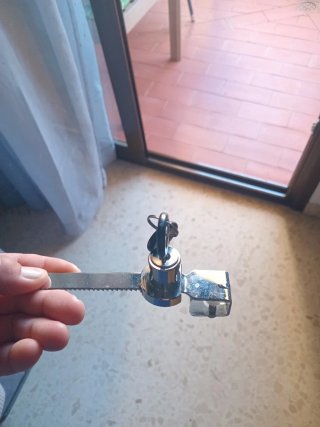 Cerradura para vitrina con llave