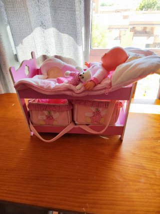 Cuna de muñecas rosa con pañaleras