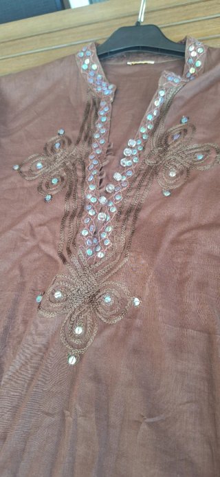Blusa playero marrón con pedrería