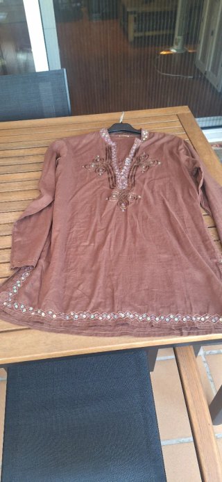 Blusa playero marrón con pedrería