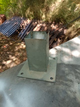 Soporte para poste de jardín metálico