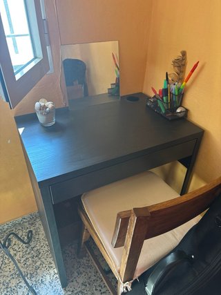 Estantería y escritorio marrón oscuro