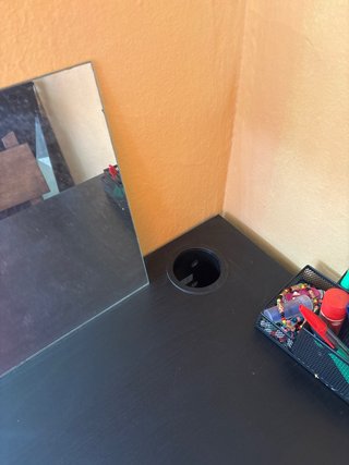 Estantería y escritorio marrón oscuro