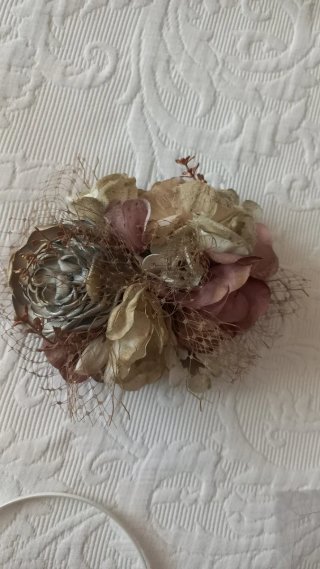 Tocado fiesta flores beige y rosa. A estrenar