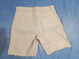 Pantalón beige desgarrado talla 44