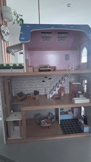 Casa de muñecas de madera