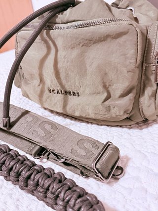 Bolso Scalpers Beige con cordones y marca en negra