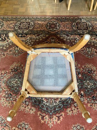 Silla de madera con asiento de tela