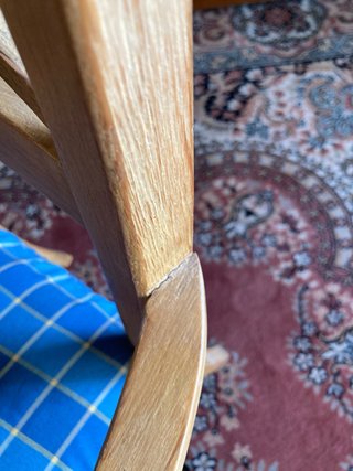 Silla de madera con asiento de tela