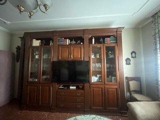 Mueble de madera con cristal