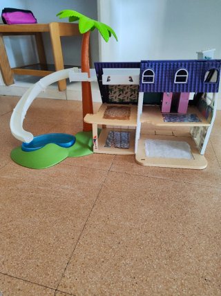 Casa de muñecas con tobogán y palmera