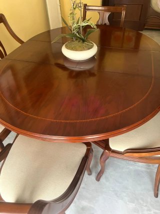 Mesa de  comedor de madera maciza y 6 sillas.