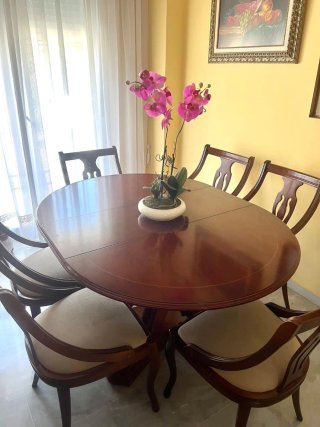 Mesa de  comedor de madera maciza y 6 sillas.