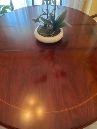 Mesa de  comedor de madera maciza y 6 sillas.
