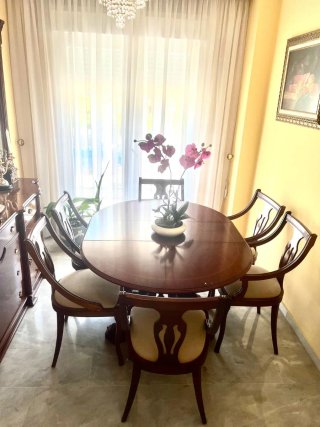 Mesa de  comedor de madera maciza y 6 sillas.