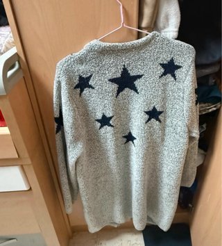 Cárdigan largo gris jaspeado con estrellas