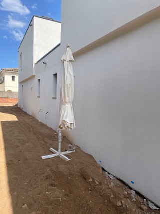 Sombrilla de tela blanca
