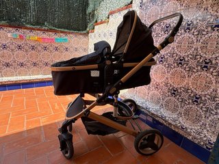 Carrito de bebé negro y dorado