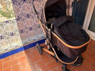 Carrito de bebé negro y dorado