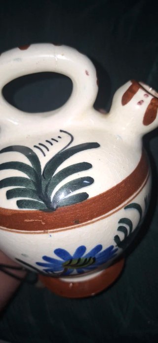 Porrón antiguo pintado a mano