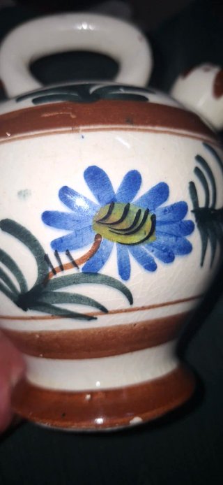 Porrón antiguo pintado a mano