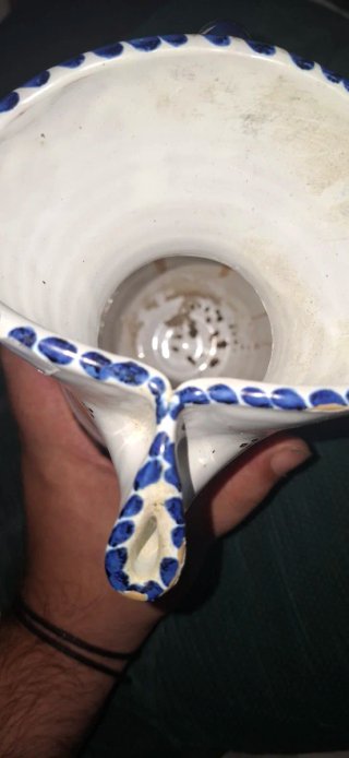 Porrón antiguo pintado a mano