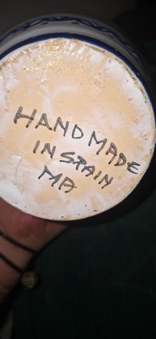 Porrón antiguo pintado a mano
