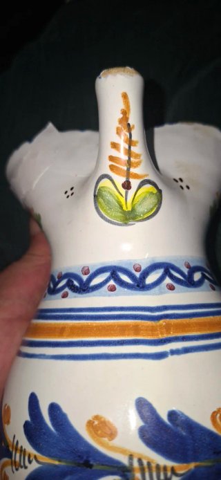Porrón antiguo pintado a mano
