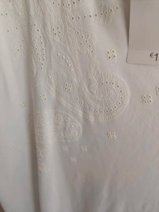 Camiseta blanca Primark bordada