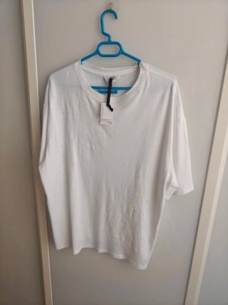 Camiseta blanca Primark bordada