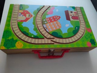 Maletín con tren de madera