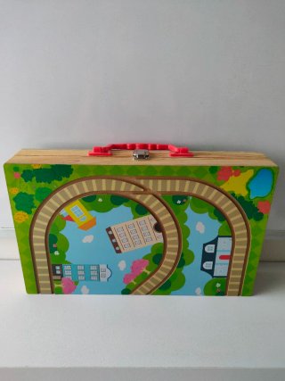 Maletín con tren de madera