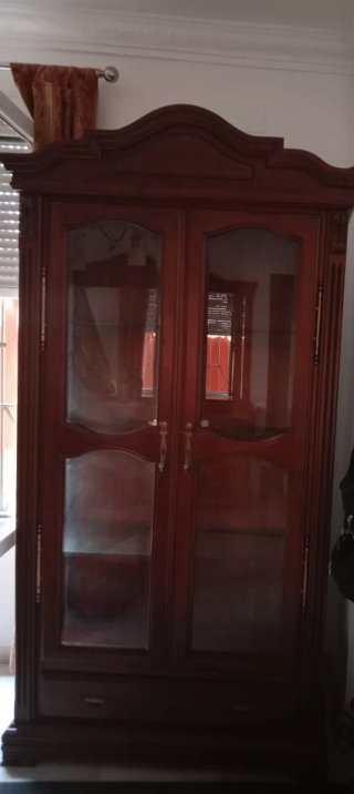Mueble de salón con puertas de cristal