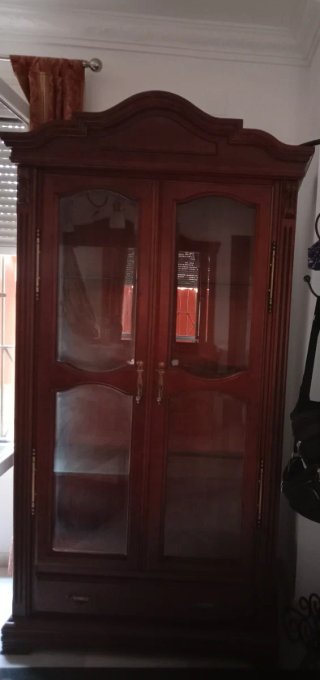 Mueble de salón con puertas de cristal