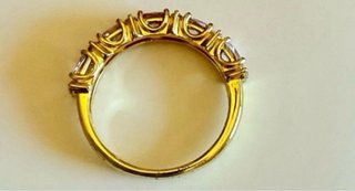 Anillo con piedras moradas y blancas